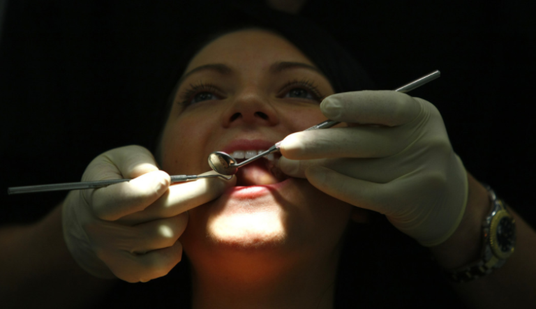 Acusan dentista estadounidense de romper los dientes de sus pacientes
