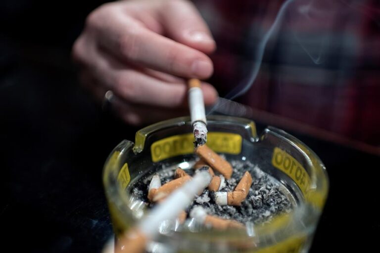 OMS lanza campaña para que 100 millones dejen de fumar