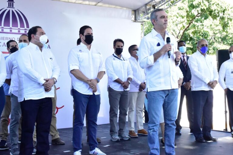 Presidente Abinader entrega UCI hospital de Azua, tras 15 años