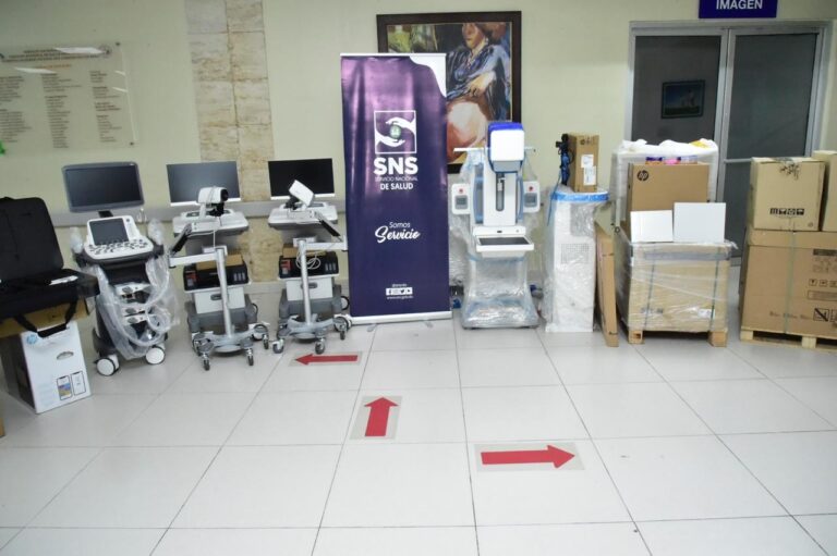 SNS entrega equipos a ocho hospitales valorados en 49 millones