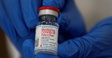 El farmacéutico que destruyó deliberadamente más de 500 dosis de la vacuna de Moderna es arrestado y enfrenta tres cargos graves.