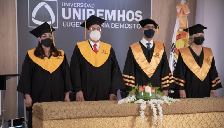 Gradúan 12 nuevos profesionales en Medicina