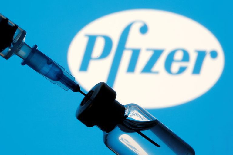 Por qué el resultado de eficacia de la vacuna de Pfizer contra la nueva variante es prometedor pero no concluyente