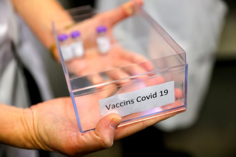 Médicos británicos calificaron de “irrazonable e injusta” la decisión del gobierno de retrasar la segunda dosis de la vacuna