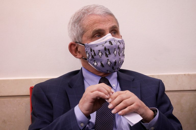 Anthony Fauci dijo que los CDC podrían recomendar usar dos mascarillas para combatir el virus