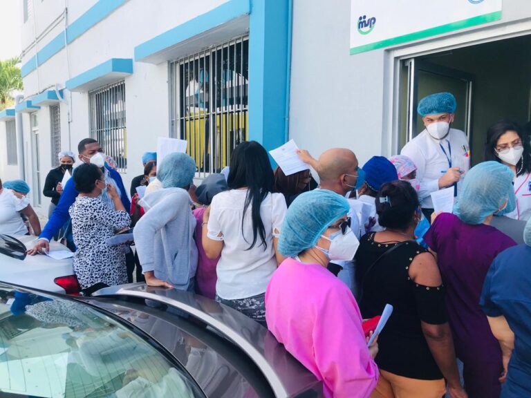 Desorden matiza jornada de vacunación en el Reid Cabral
