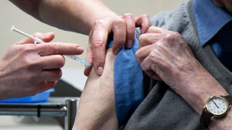 Coronavirus: el debate sobre cuál es la mejor estrategia de