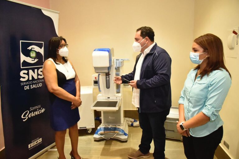 Director SNS entrega equipos al hospital Santo Socorro valorados en