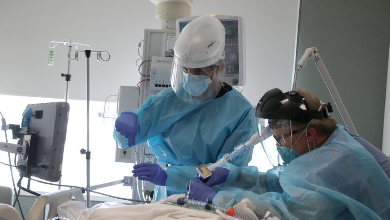 Mujer muere por covid-19 tras recibir un trasplante de pulmones