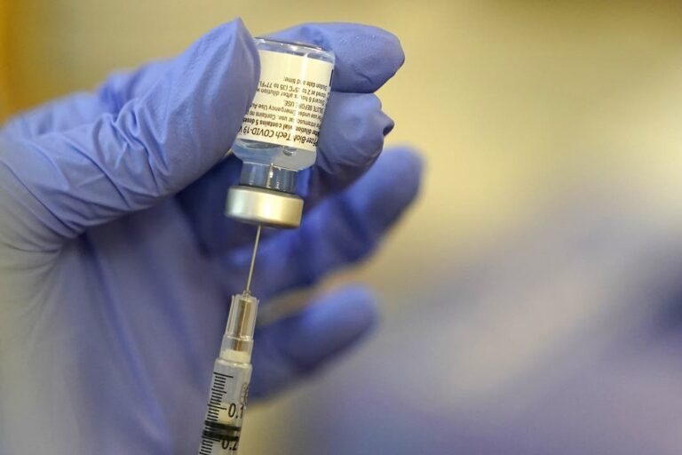 OMS anuncia acuerdo con Pfizer para distribuir vacunas en países