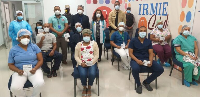 Personal del Centro Médico IRMIE reciben vacuna contra COVID-19