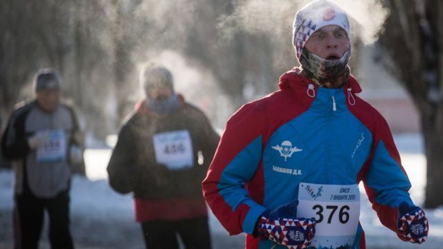 Corredor participando en una media maratón en Rusia.