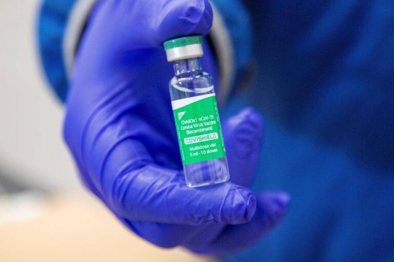 El programa de vacunas para trabajadores de primera línea de BC está cambiando a medida que se detiene el uso de AstraZeneca para menores de 55 años