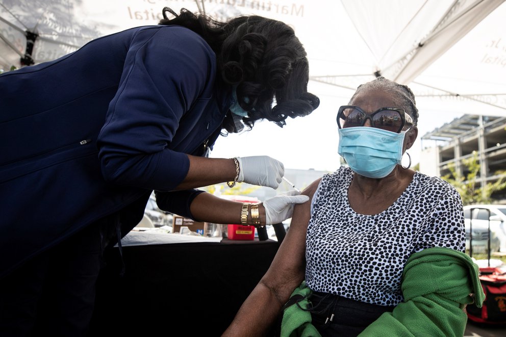 Las desigualdades raciales de la pandemia persisten en la distribución de las vacunas