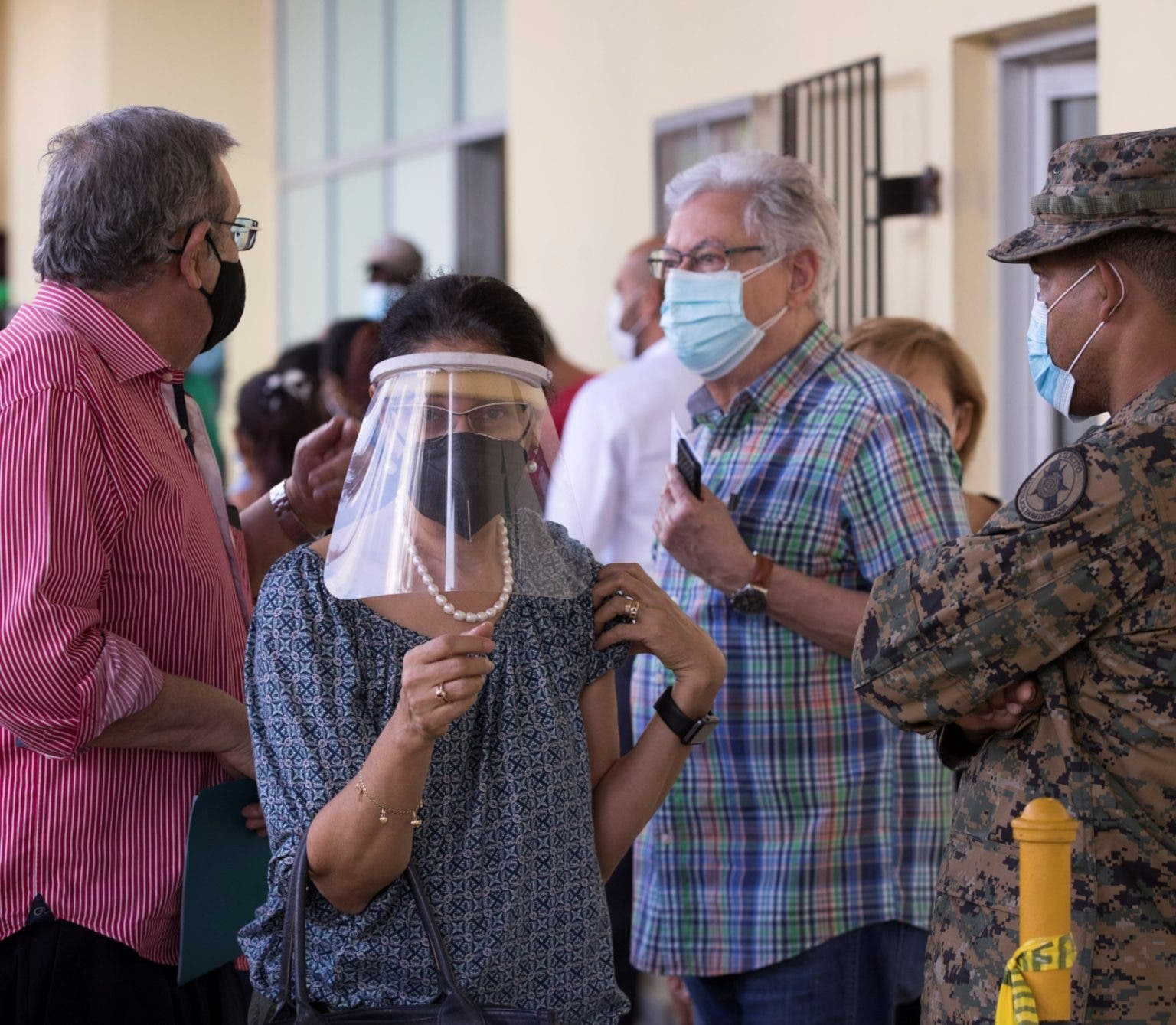 Proceso de vacunación continúa con gran asistencia adultos y profesores