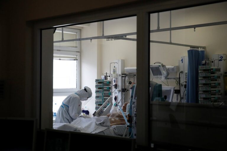 COVID-19: gráficos muestran la probabilidad de hospitalización y muerte según edad, sexo y factores de riesgo