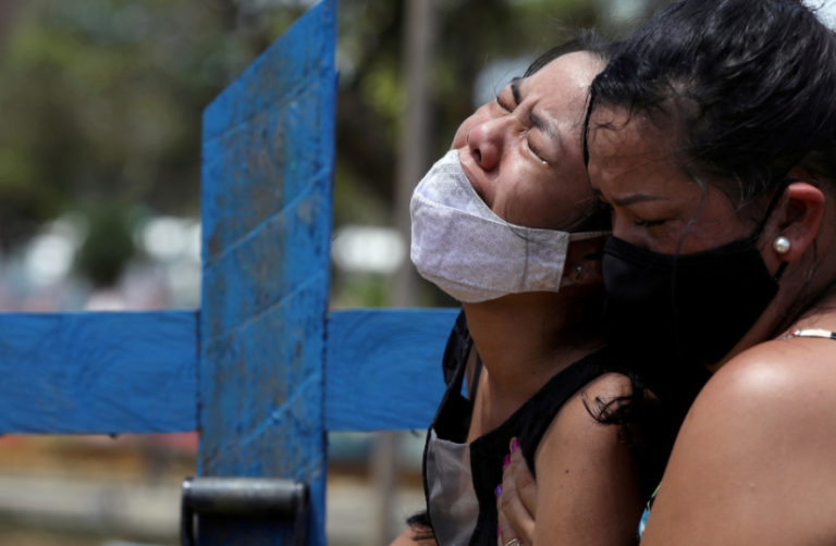 Brasil sobrepasa las 300,000 muertes por coronavirus en total y