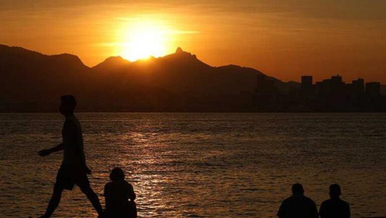 Cierre de playas en Río de Janeiro y reconfinamiento en