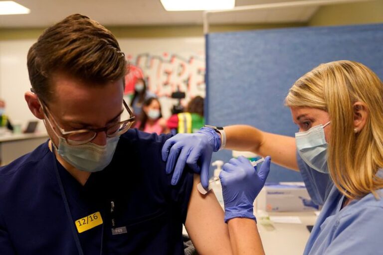 Estados Unidos aplicó más de 100 millones de dosis de las vacunas contra el COVID-19