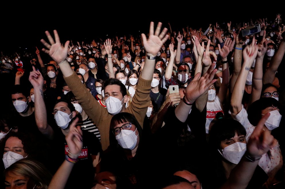 España celebró su primer concierto masivo en pandemia: 5 mil personas sin distancia social
