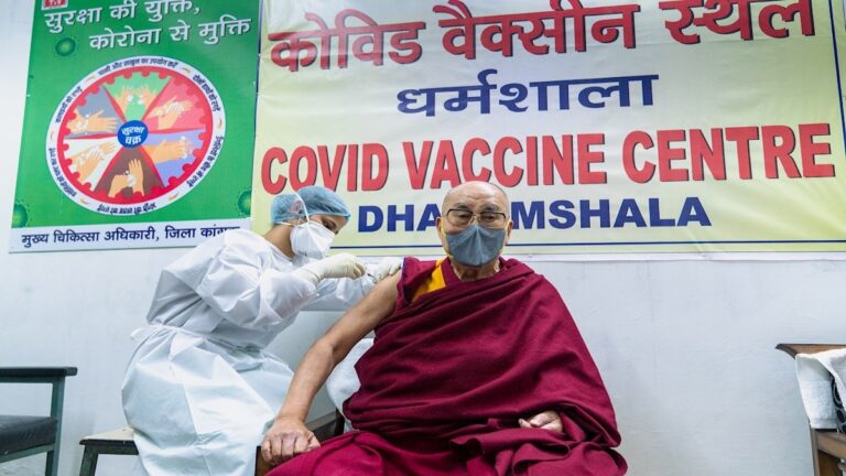 El dalai lama es vacunado contra el covid y anima