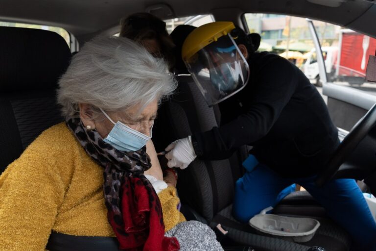 La exitosa campaña de vacunación que aplaude el mundo: Chile ya aplicó más de 5 millones de dosis contra el COVID-19 en tiempo récord