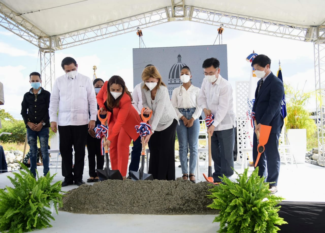 Dan primer picazo para la construcción de Centro de Salud Integral de Adolescentes en San Juan