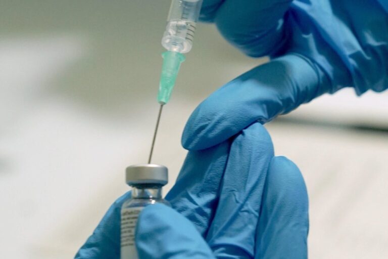La exitosa estrategia de vacunación del Reino Unido: por qué la clave sería espaciar las dosis de AstraZeneca entre 8 a 12 semanas