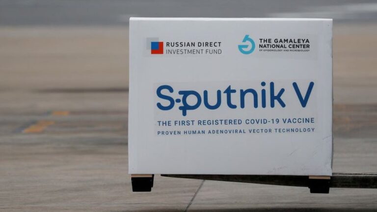 El extraño caso de la Sputnik V: decenas de países compran dosis, pero solo el 3,5% de los rusos se vacunó