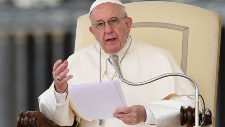 Papa Francisco denuncia mafias están explotando la pandemia