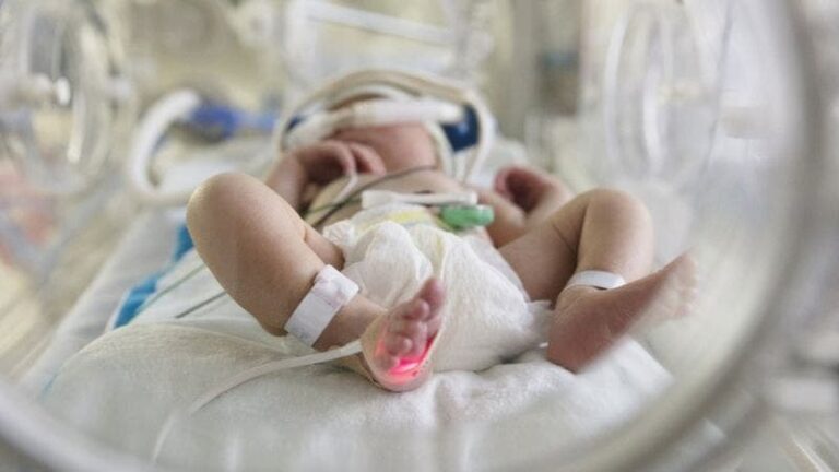 Por qué mueren 10 veces más bebés por covid-19 en