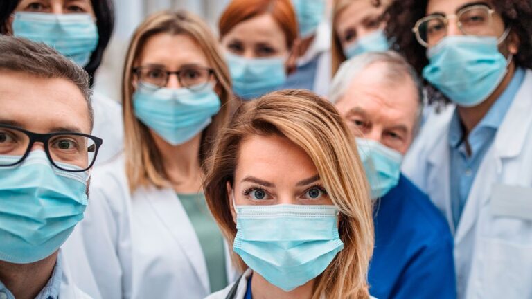 El 66 % de contagiados por COVID-19 del personal de salud son mujeres