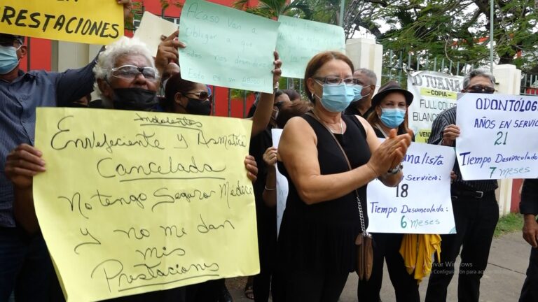 Exempleados de salud pública amenazan con encuerarse para que les paguen prestaciones laborales