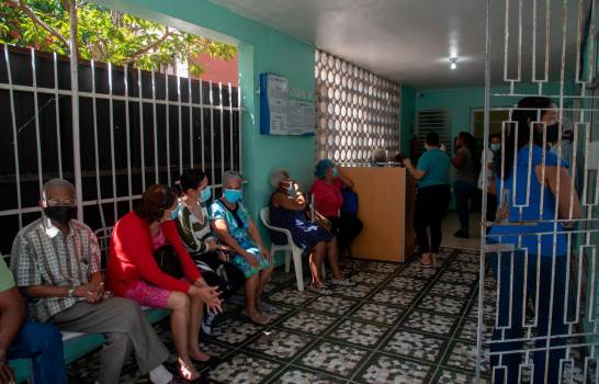Adultos mayores asumen con responsabilidad y disciplina jornada de vacunación contra el COVID-19