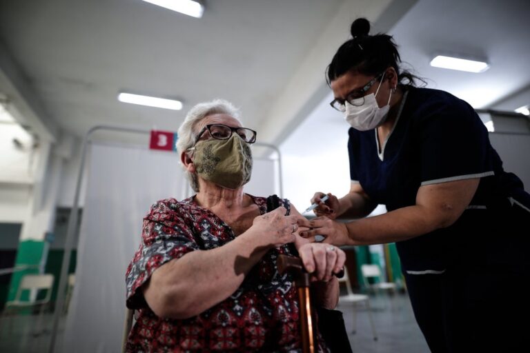 Del estancamiento al desborde de los casos diarios por COVID-19: aún el 88 % de las personas mayores de 60 años en la Argentina no recibieron su vacuna