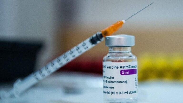 Vacuna AstraZeneca: la OMS insiste en que "no hay razón