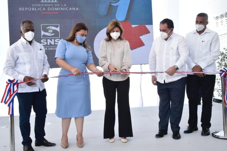 Vicepresidenta y SNS inauguran nuevas áreas en tres hospitales de