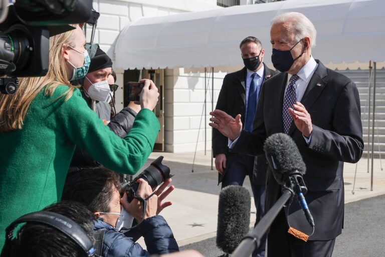 El gobierno de Joe Biden superó la marca de las 100 millones de dosis aplicadas de la vacuna contra el COVID-19