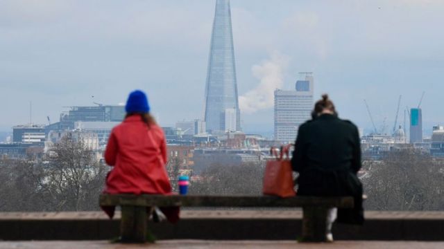 Dos personas guardando la distancia social en Londres, Reino Unido.