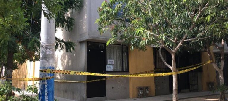Por miedo a morir en una UCI, como siete de sus familiares, hombre se encerró en su casa, donde murió a causa del COVID-19