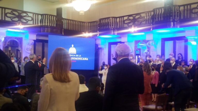 Presidente Abinader juramenta voluntariados salud y cultura