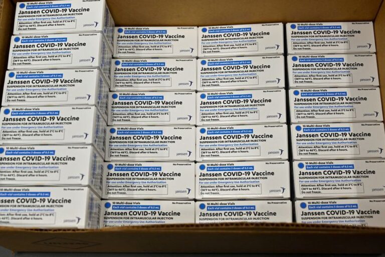 Quienes se vacunaron con dos dosis de Pfizer o Moderna tienen un 94 por ciento de posibilidades de no ser hospitalizados por COVID-19