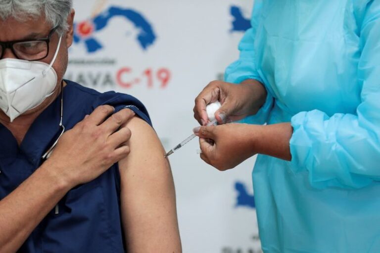 Varias celebridades promocionan un "sello de salud y seguridad" que cuesta miles de dólares