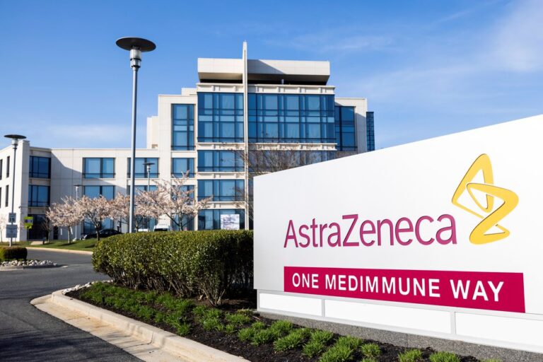 ATENCIÓN:La Universidad de Oxford pausó su ensayo de la vacuna de AstraZeneca en menores mientras el Reino Unido investiga posibles vínculos con casos de trombosis