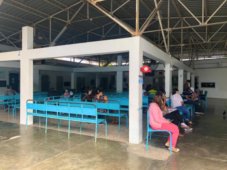 Padres y madres asisten este sábado a Centro de Vacunación Galván para inmunizar a sus hijos contra la difteria