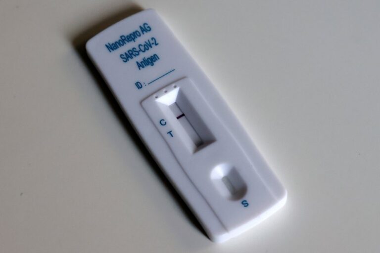 Francia empezará a vender autotest rápidos de coronavirus en las farmacias a partir del 12 de abril