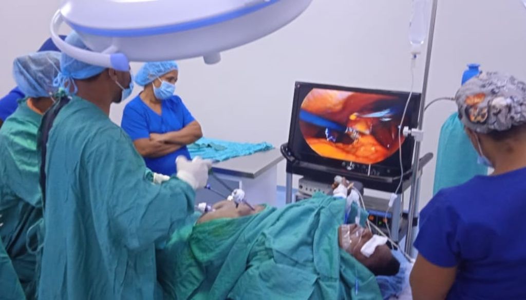 Realizan primera cirugía laparoscópica en Hospital San Bartolomé de Neiba
