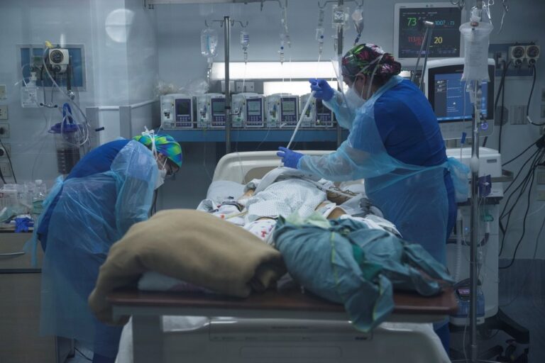 Científicos estudian una nueva variante de COVID-19 originada en Perú o Chile
