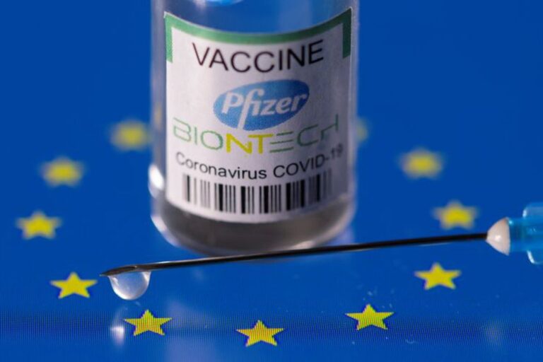 El CEO de Pfizer afirmó que quizás sea necesaria una tercera dosis para reforzar la vacuna