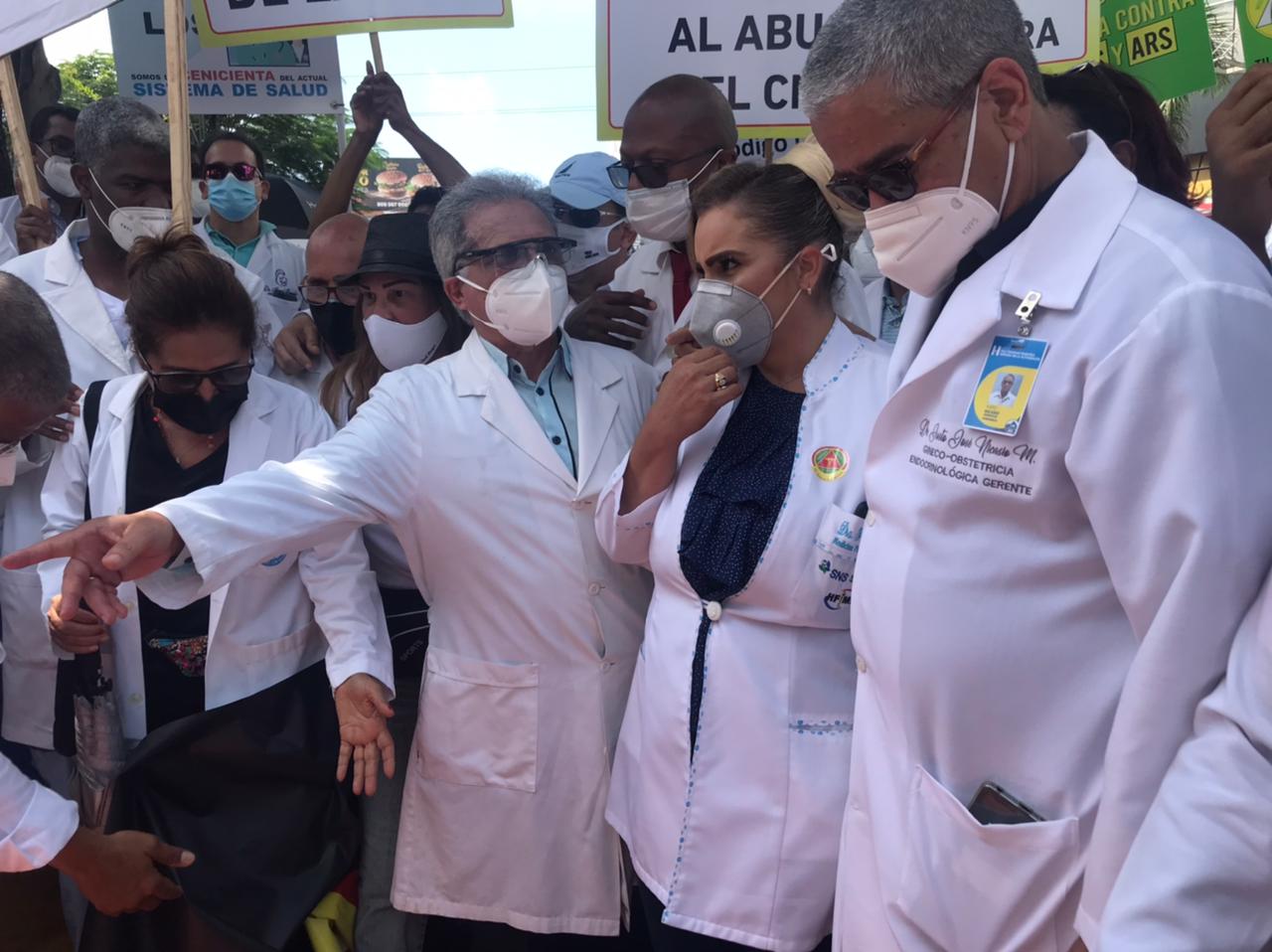 Médicos marchan en demanda aumento honorarios por parte ARS
